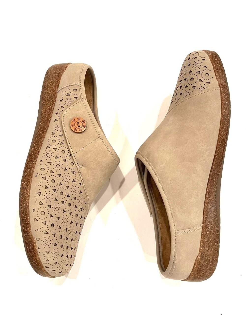 Earth Origins Jinger Taupe Tan Perforated Slide Clog Mule Slide w Wood Button 11